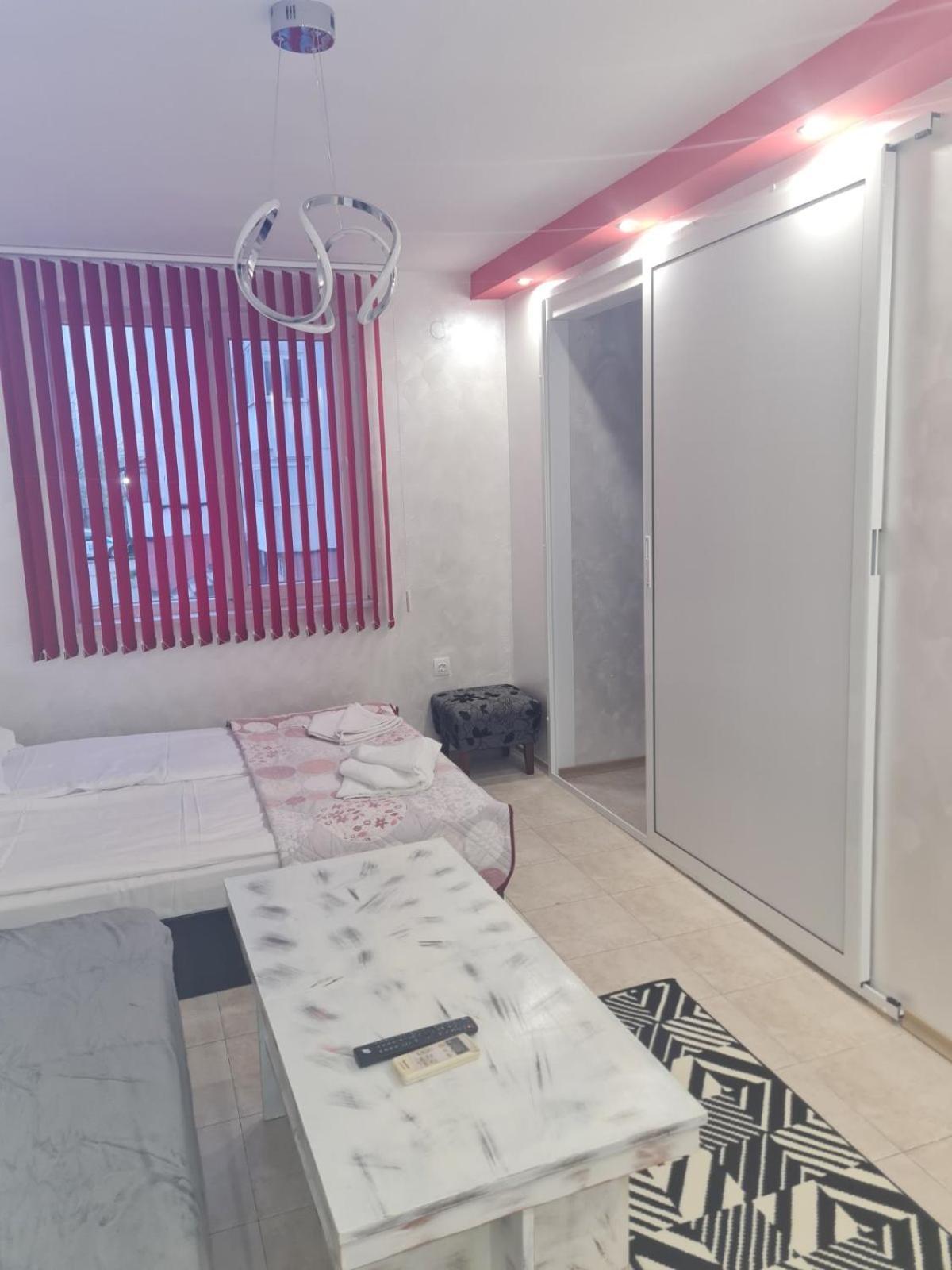 Day And Night Apartamento Veliko Tŭrnovo Exterior foto